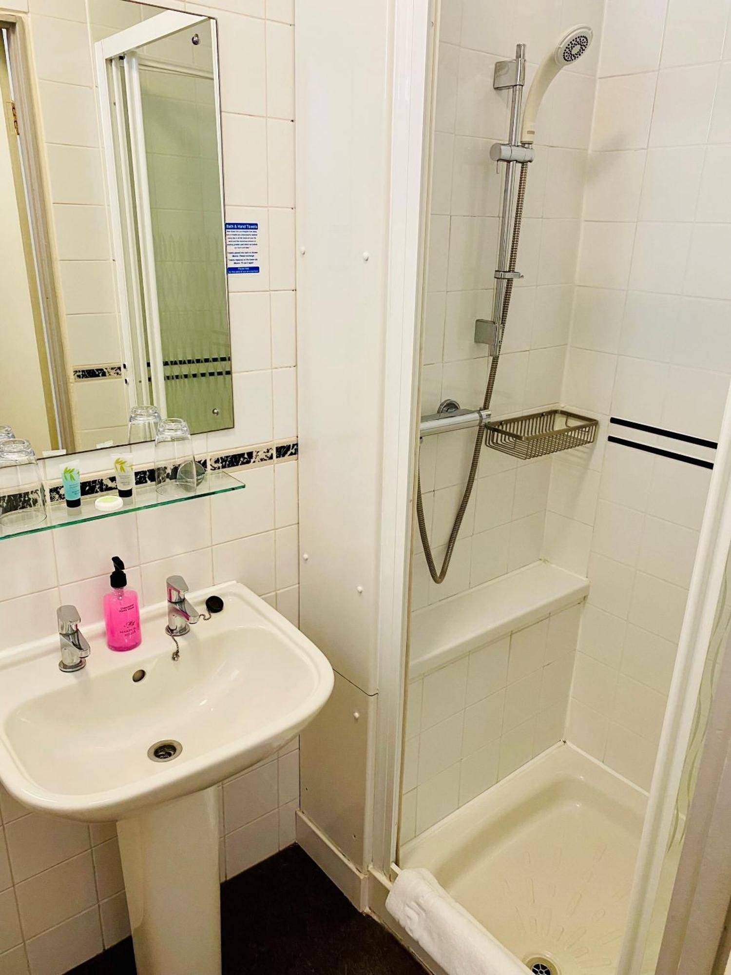 Zweibettzimmer mit eigenem Bad